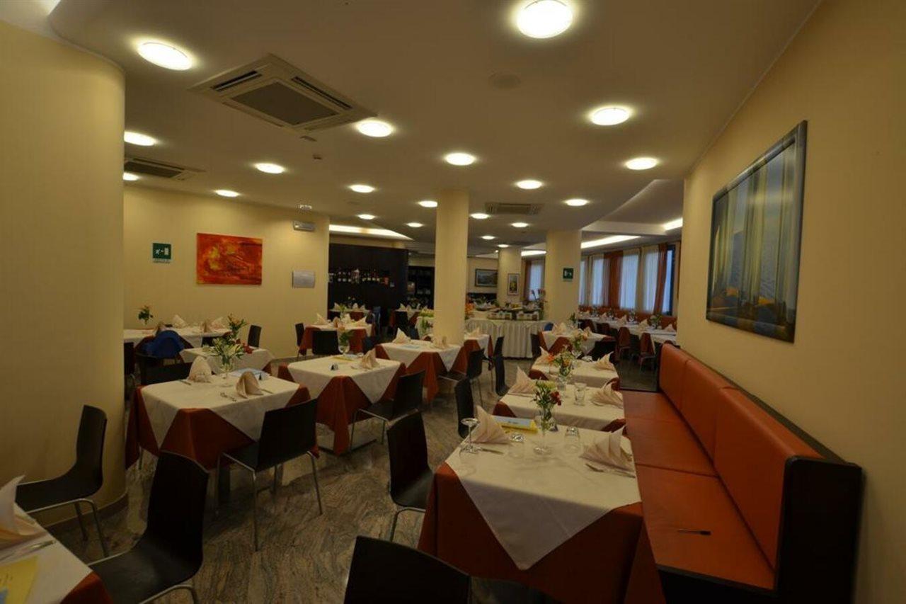Hotel Cristallo Lignano Sabbiadoro Exterior photo