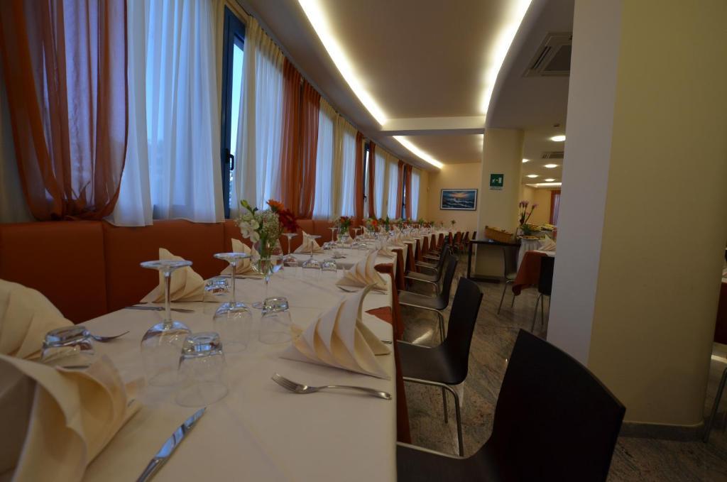 Hotel Cristallo Lignano Sabbiadoro Exterior photo